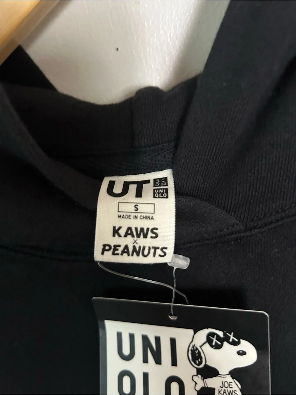 KAWS x PEANUTS Uniqlo hoodie NWT - Picture 2 of 4